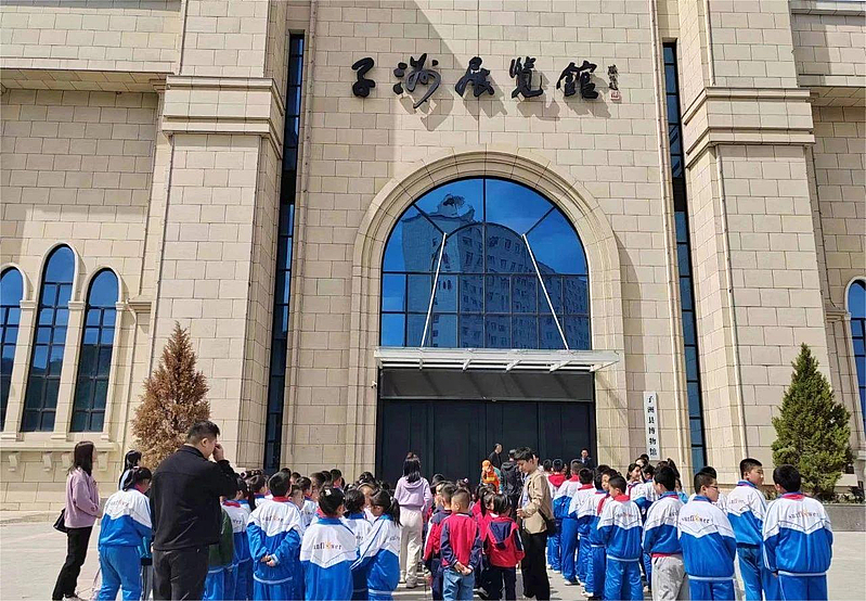 子洲县第四小学走进县展览馆开展社会实践活动