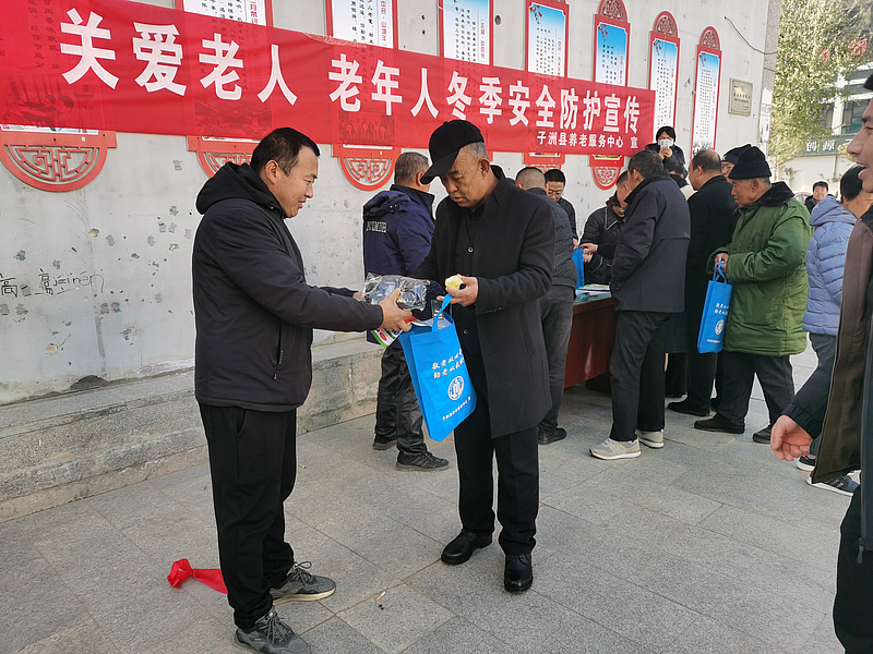 子洲县民政局开展老年人冬季安全防护宣传活动