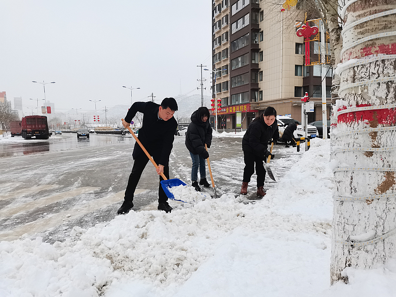 落雪无声  奉献无言  环保人在行动——榆林市生态环境局子洲分局清理积雪保畅通