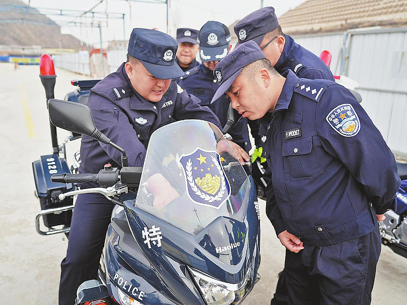 榆林日报|子洲县巡特警大队警用摩托技能训练