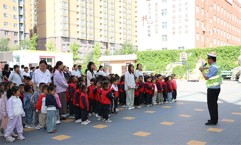 子洲县第二幼儿园开展交通安全进校园活动